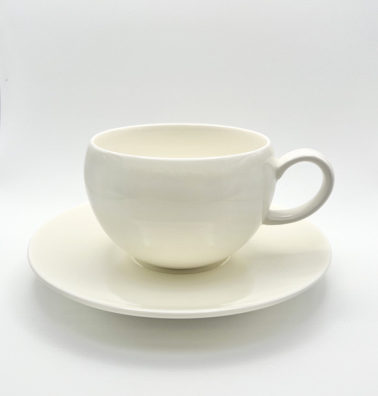 YEZI Studio Handcraft Egg Shaped Cup and Saucer (white glossy)