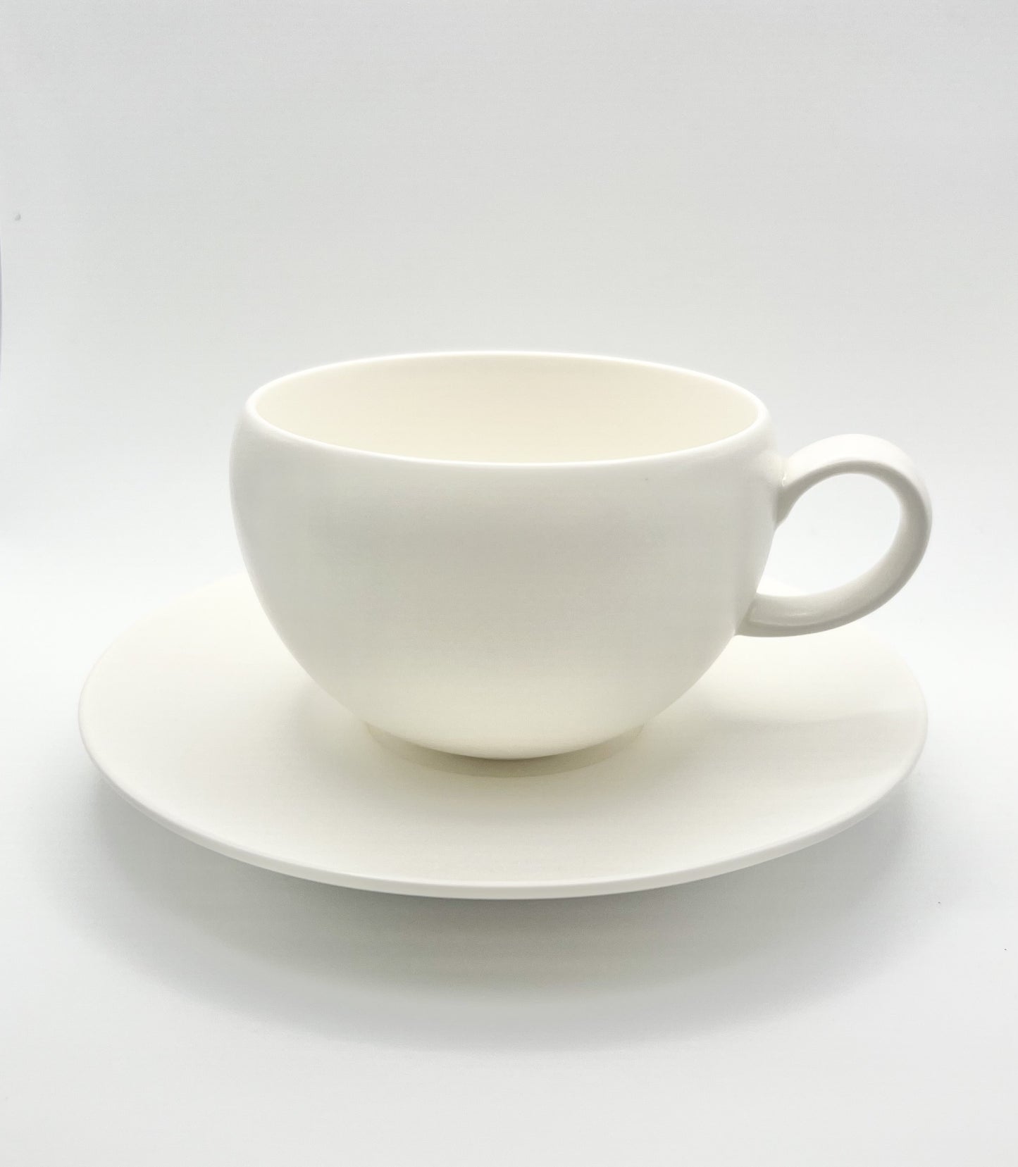 YEZI Studio Handcraft Egg Shaped Cup and Saucer (white matte)